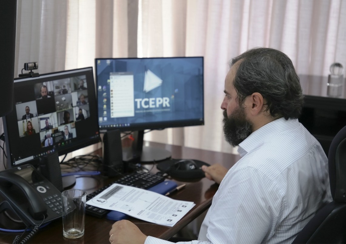 O conselheiro Ivan Bonilha participa da primeira reunião de 2021 do Conselho Nacional dos Presidentes dos Tribunais de Contas (CNPTC), realizada por videoconferência. Foto: Dilton Leandro Vaz/Divulgação TCE-PR