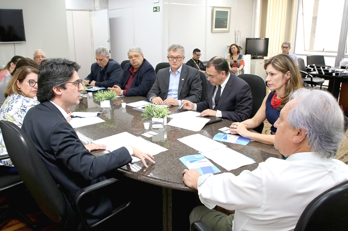 Ao lado da diretora-geral, Luciane Gonçalves Franco, o presidente do TCE-PR, conselheiro Nestor Baptista, recebe representantes da Procuradoria-Geral do Estado, das secretarias de Estado do Planejamento e da Administração, do Sebrae-PR e da Fecomércio. Foto: Wagner Araújo/Divulgação TCE-PR