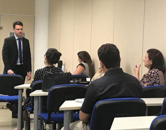 O analista de controle Felipe Vidi ministra curso sobre gestão e fiscalização de contratos a servidores do Tribunal de Contas do Estado do Piauí. Foto: Divulgação TCE-PR