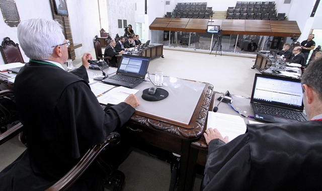 Sessão do Pleno do TCE-PR, presidida pelo conselheiro Durval Amaral. Foto: Wagner Araújo/Divulgação TCE-PR