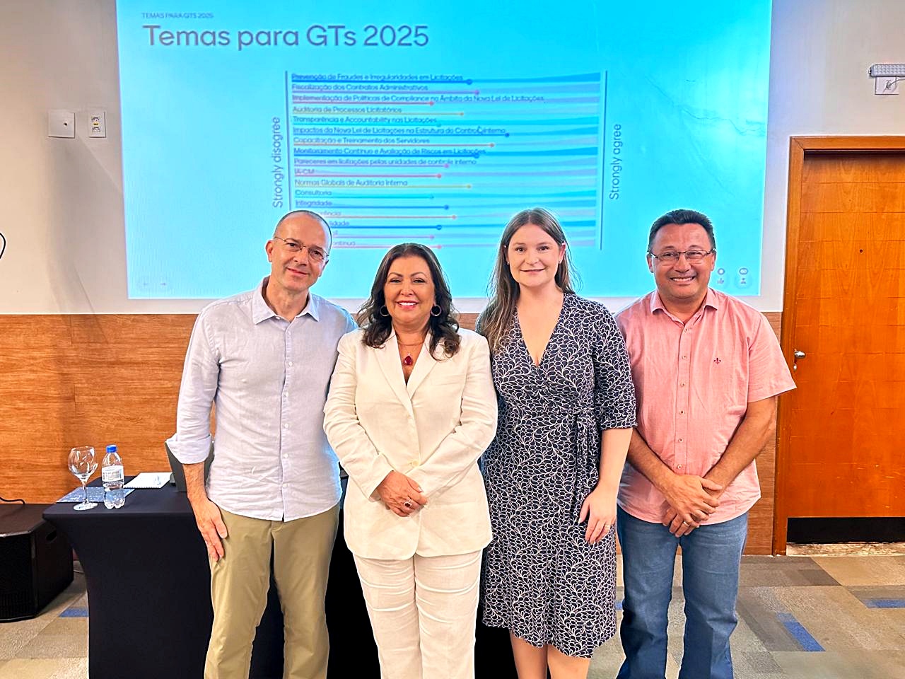 A equipe da Controladoria interna do TCE-PR que participa do Encontro Nacional de Corregedorias, Controles Internos e Ouvidorias dos Tribunais de Contas (Encco 2024), com a presidente do TCE-SE, conselheira Susana Azevedo. Foto: Marcelo Lancia/TCE-PR