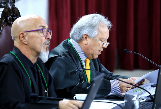 Ao lado do conselheiro Fernando Guimarães, o conselheiro Nestor Baptista relata processo em sessão do Pleno do TCE-PR. Foto: Wagner Araújo/Divulgação TCE-PR