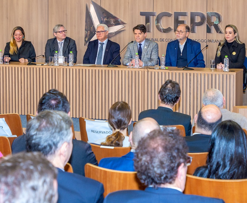 O presidente do TCE-PR, conselheiro Ivens Linhares, fala durante a solenidade de assintura de parceira entre o MPC-PR e o Parque de Inovação Tecnológica São José dos Campos (PIT-SJC), para a implantação do programa "InovaCidades" Foto: Mauro Beghetto Penteado/TCE-PR