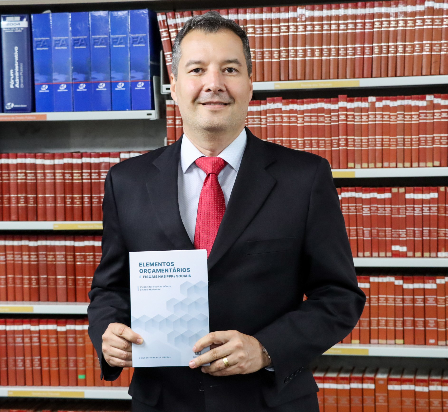 O auditor de controle externo do TCE-PR Edilson Liberal, autor do livro "Elementos Orçamentários e Fiscais nas PPPs Sociais: O Caso das Escolas Infantis de Belo Horizonte". Foto: Fabiano Contador/Divulgação TCE-PR