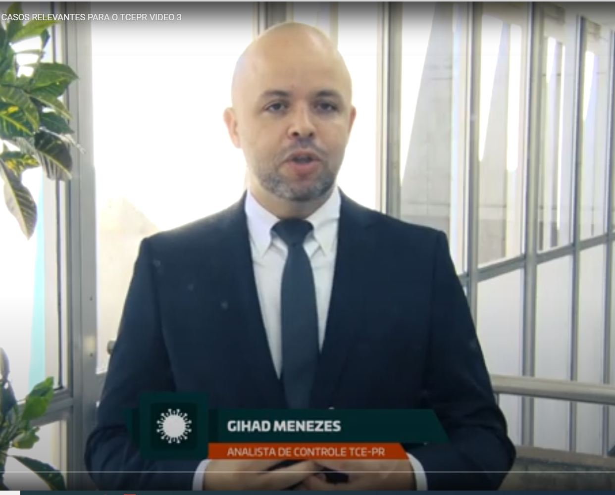 O analista de controle do TCE-PR Gihad Menezes ministra parte do curso sobre Revisão de Contratos em consequência da pandemia da Covid-19. Imagem: Escola de Gestão Pública/TCE-PR