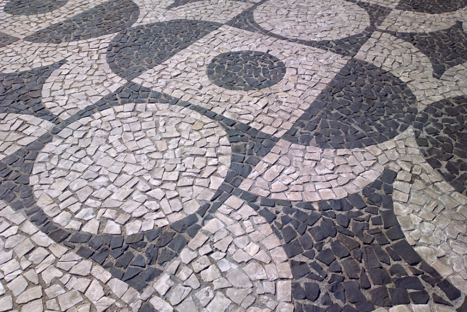 Calçada no Centro de Curitiba: município tem fundo para recuperar esses espaços de uso público. Foto: Divulgação