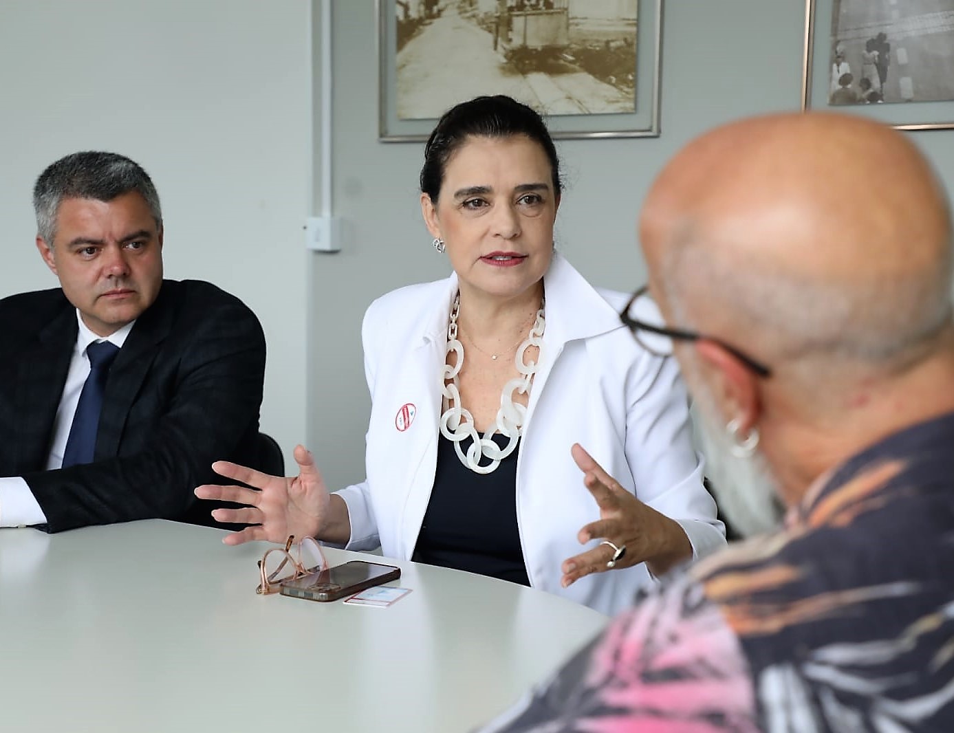 O presidente do TCE-PR, conselheiro Fernando Guimarães,  recebe a presidente, Marilena Winter, e o consultor jurídico da OAB-PR, Roberlei Queiroz. Foto: Thiago Henk/OAB-PR - Divulgação