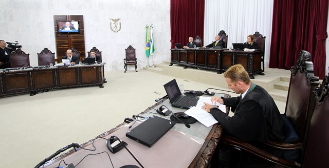 Sessão da Primeira Câmara do TCE-PR em 2017, presidida pelo conselheiro Nestor Baptista. Foto: Wagner Araújo/Divulgação TCE-PR