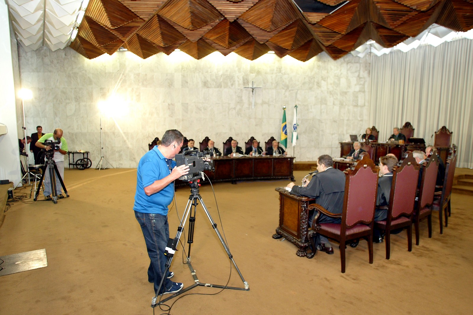 TCE-PR amplia transparência com transmissão de sessões pela TV