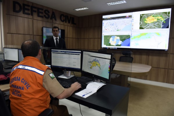 Central de monitoramento de desastres mantida pela Coordenadoria Estadual da Defesa Civil do Paraná (Cedec-PR), em Curitiba. Foto: Agência Estadual de Notícias/Divulgação