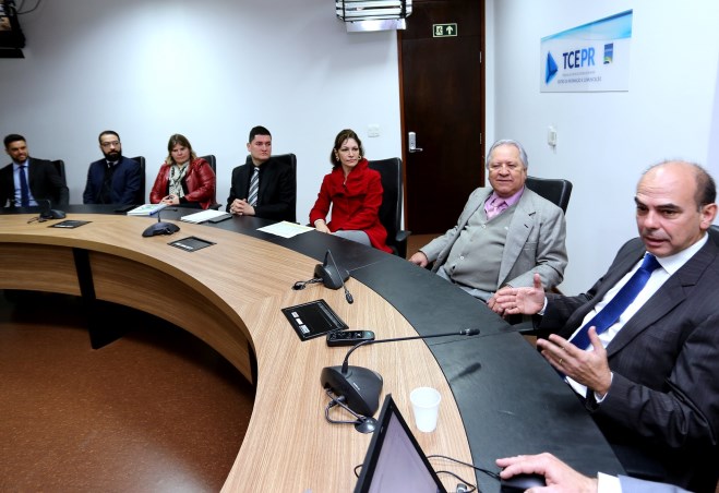 O presidente do TCE-PR, conselheiro Nestor Baptista, recebe a Comissão de Garantia da Qualidade da Associação dos Membros dos Tribunais de Contas do Brasil (Atricon). Foto: Wagner Araújo/Divulgação TCE-PR