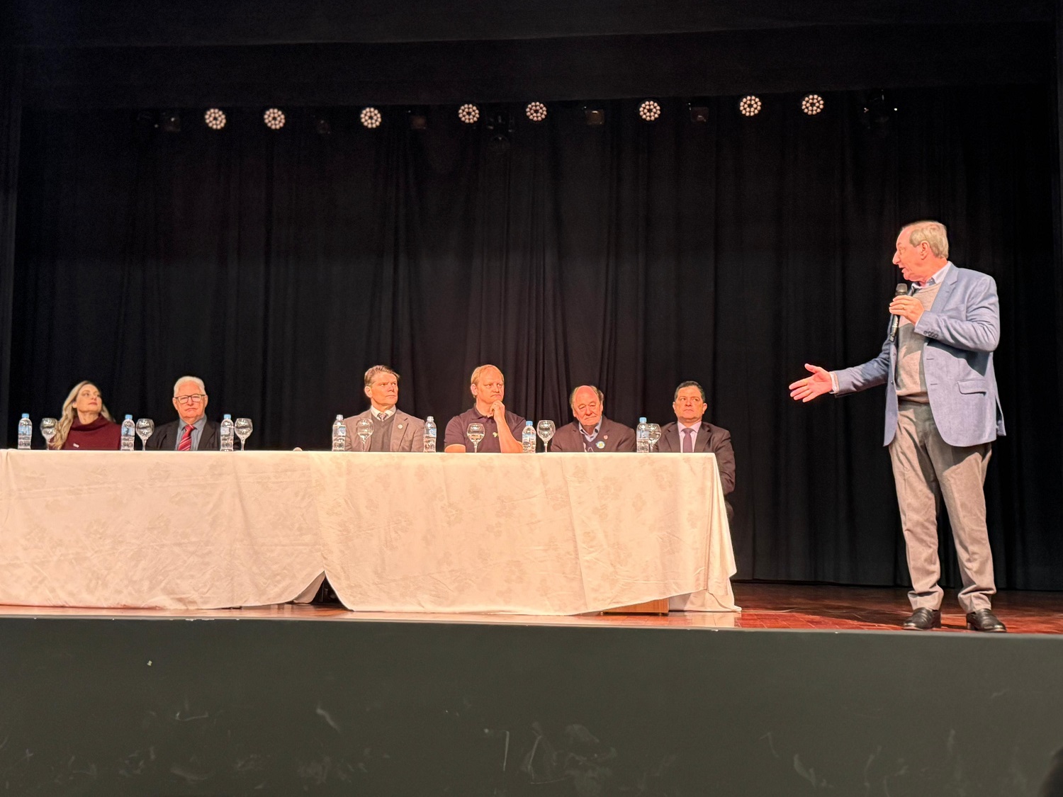 O conselheiro do Tribunal de Contas do Estado do Paraná (TCE-PR) Augustinho Zucchi fala durante a abertura do Fórum de Controle Social em Pato Branco, na manhã desta segunda-feira (9 de junho)