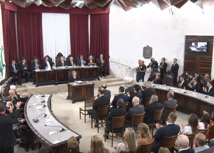 Já empossado, o conselheiro Nestor Baptista discursa como presidente do TCE-PR no biênio 2019-2020. Foto: Divulgação TCE-PR