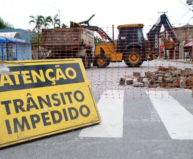 Obra de pavimentação executada pela Prefeitura de Paranaguá, no Litoral do Paraná. Foto: Prefeitura de Paranaguá/Divulgação