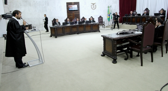 Advogado faz sustentação oral em processo relatado durante sessão do Pleno do TCE-PR. Foto: Wagner Araújo/Divulgação TCE-PR