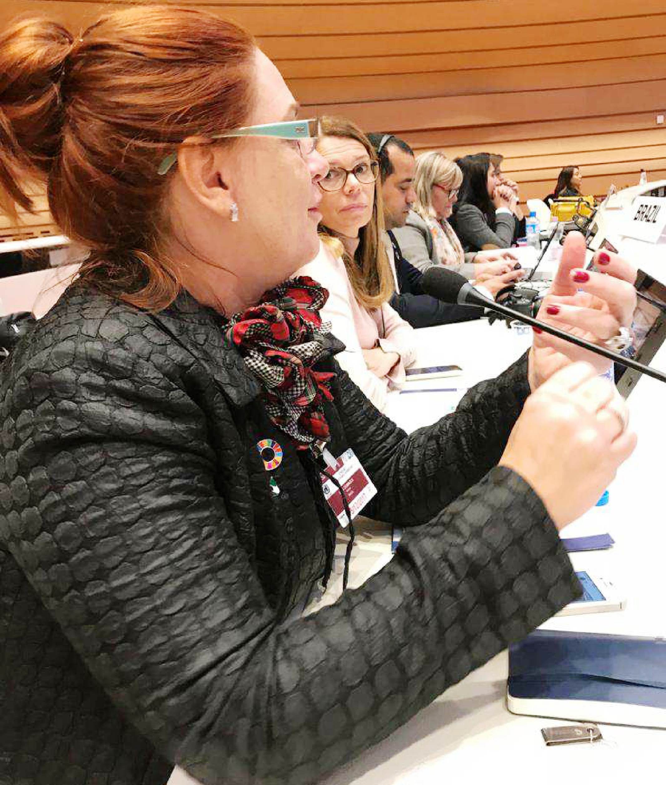 As servidoras do TCE-PR Adriana Domingos e Rita Mombelli, em reunião técnica durante a Cúpula Mundial da Família 2017, em Genebra. Foto: Divulgação
