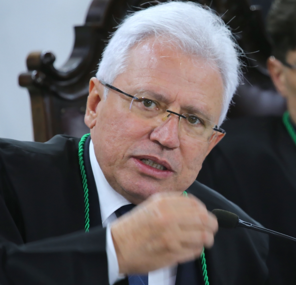 O conselheiro Durval Amaral relata processo durante sessão do Tribunal Pleno do TCE-PR. Foto: Wagner Araújo/Divulgação TCE-PR