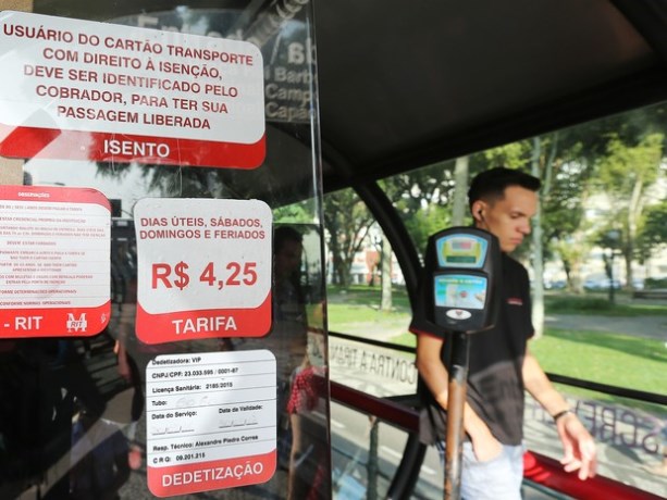 Estação-tubo de ônibus em Curitiba, com cartaz sobre o valor após o reajuste. Foto: Site G1