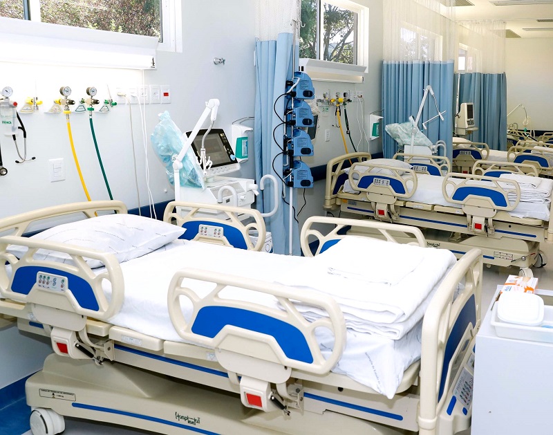 Leitos de UTI no Hospital Regional do Norte Pioneiro (HRNP), localizado em Santo Antônio da Platina e administrado pela Fundação Estatal de Atenção em Saúde do Estado do Paraná (Funeas-PR). Foto: Agência Estadual de Notícias (AEN)