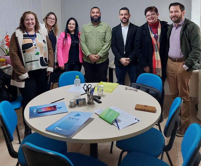 Servidores do TCE-PR e gestores da Secretaria de Educação do Município de Rio Branco do Sul, durante auditoria sobre o tema, que integra o Plano de Fiscalização 2024-2025 da Corte. Foto: TCE-PR