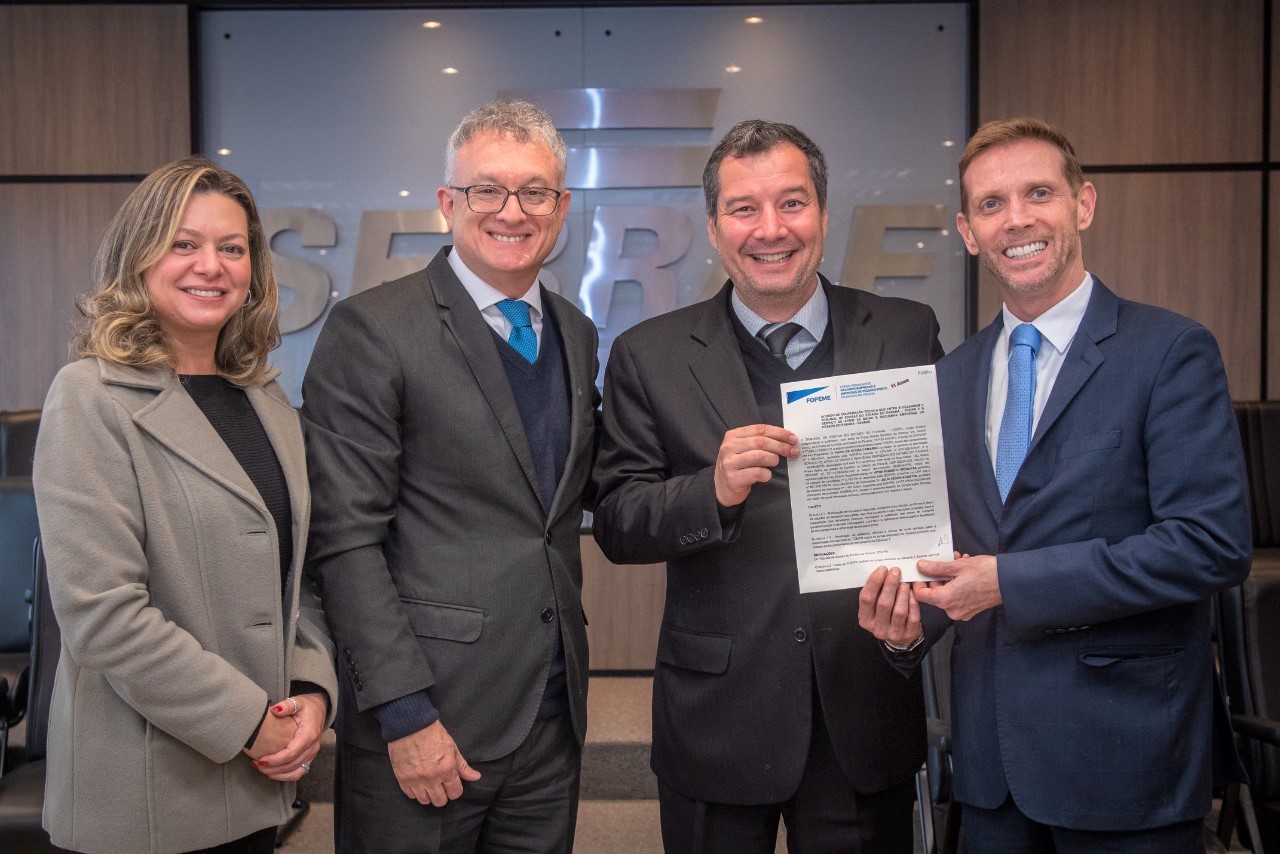 A secretária estadual de Planejamento e Projetos Estruturantes, Loise Garnica; o diretor-superintendente do Sebrae-PR, Vitor Tioqueta; o diretor da Escola de Gestão Pública, Edilson Liberal; e o presidente do TCE-PR, conselheiro Fabio Camargo, na assinatura do convênio. Foto: Andressa Miretzki/Sebrae-PR/Divulgação