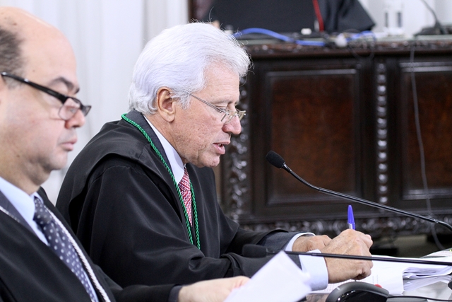 O conselheiro Durval Amaral (à direita na foto), relator do processo, durante sessão da Primeira Câmara do TCE-PR. Foto: Wagner Araújo/Divulgação TCE-PR
