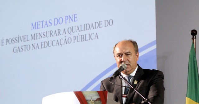 O prefeito de Pará de Minas (MG), Elias Diniz, participa de debate sobre o Plano Nacional de Educação, no 3º Congresso Internacional de Controle e Políticas Públicas. Foto: Wagner Araújo/Divulgação TCE-PR