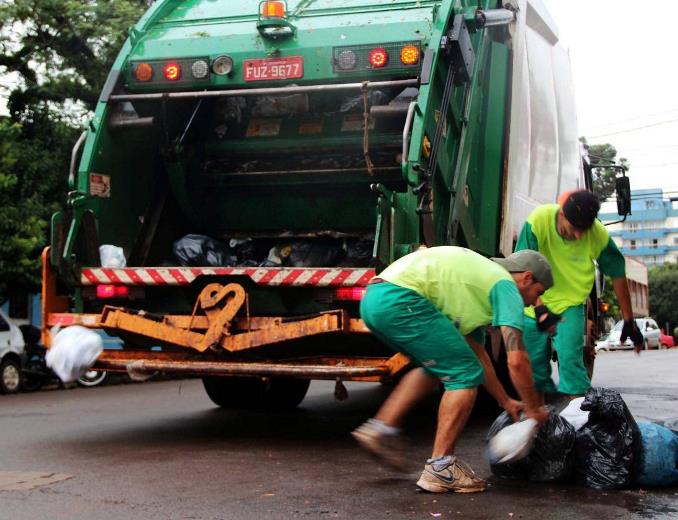 Serviço de coleta de lixo em Campo Mourão, município mais populoso da região Centro-Oeste do Paraná. Foto: Jornal Tribunal do Interior/Divulgação