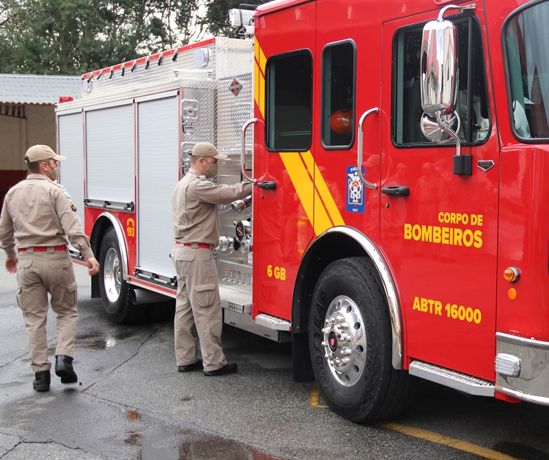 Veículo e soldados do Corpo de Bombeiros da Polícia Militar do Estado do Paraná. Foto: Divulgação
