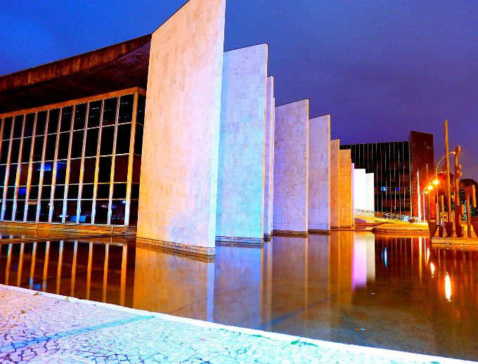Fachada do Edifício-Sede do TCE-PR, em Curitiba, iluminada para a campanha Outubro Rosa, de prevenção ao câncer de mama. Foto: Wagner Araújo/Divulgação TCE-PR