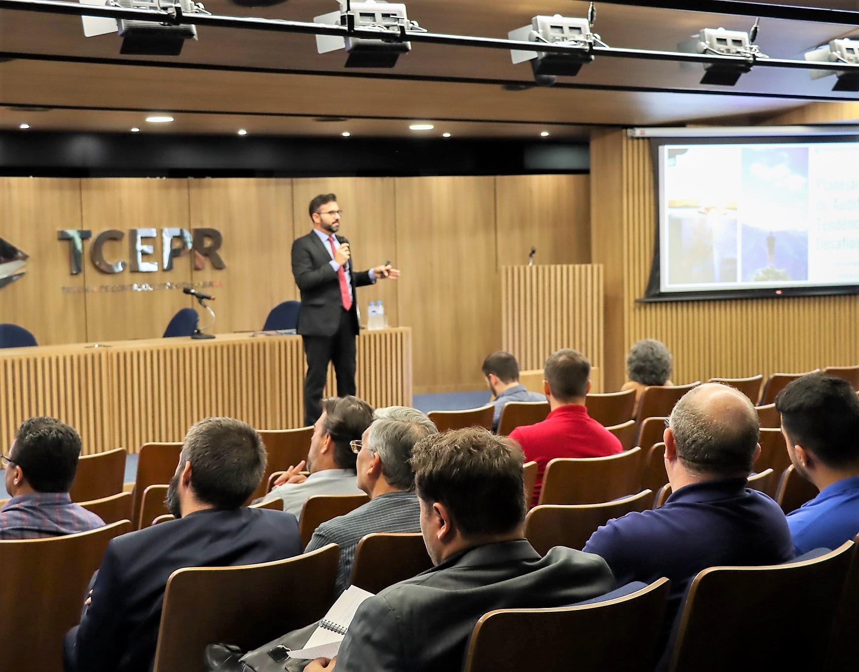 Cleyton Barbosa, secretário de Controle Externo do TCE-RN, ministra palestra no TCE-PR sobre o planejamento de auditorias. Foto: Fabiano Contador/Divulgação TCE-PR