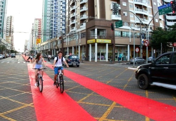 Ciclovia em avenida central de Maringá