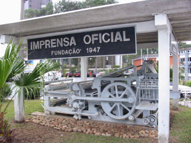 Placa comemorativa da fundação, em 1947, da Imprensa Oficial do Estado do Paraná