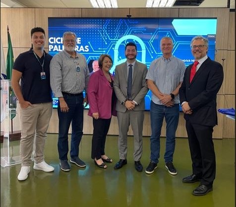 Patrick Machado, ouvidor, e Evaldo Luís Moreno Silva, encarregado de tratamento de dados do TCE-PR falaram a servidores do Paranaprevidência nesta segunda-feira (18 de novembro).