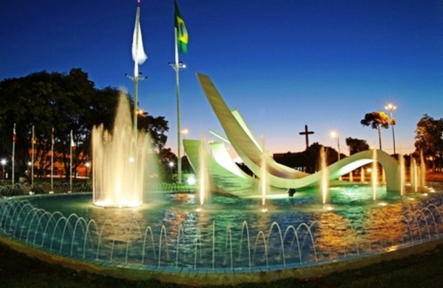 Vista noturna da Praça do Migrante, na região central de Cascavel. Foto: Divulgação