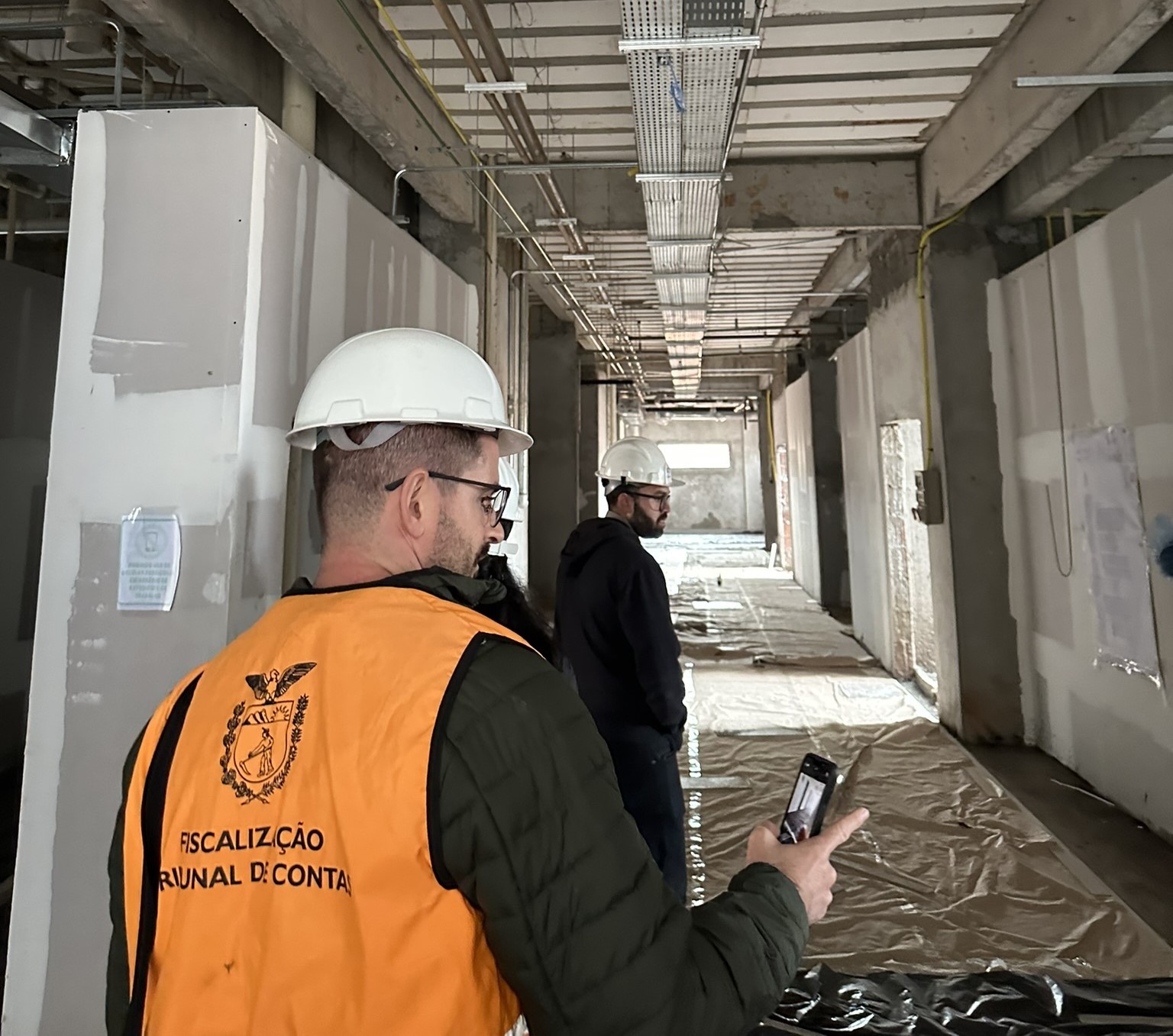 Auditores da Coordenadoria de Obras Públicas (COP) do Tribunal de Contas do Estado do Paraná (TCE-PR) fiscalizam os trabalhos de construção do Ambulatório Médico de Especialidades (AME) de Paranavaí