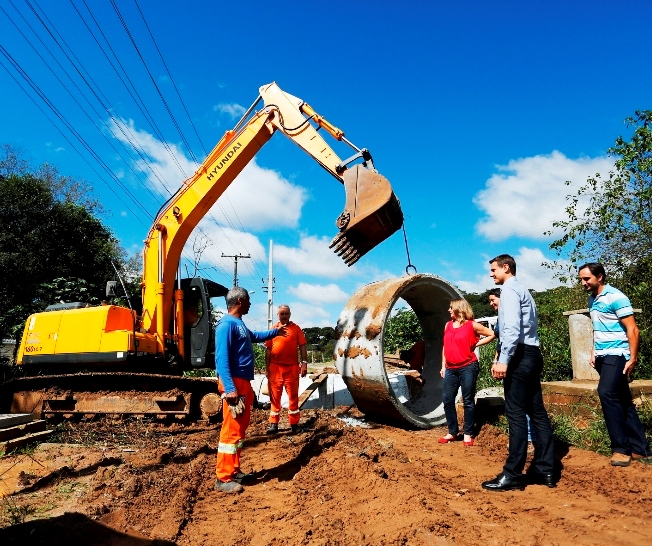 Obra de pavimentação de ruas realizada pela Prefeitura de Araucária, na Região Metropolitana de Curitiba. Foto: Divulgação/Prefeitura de Araucária