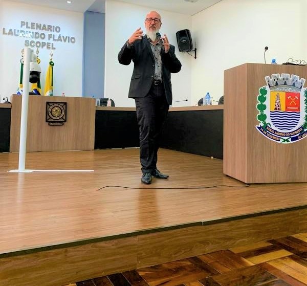 O conselheiro Fernando Guimarães durante palestra sobre a Nova Prestação de Contas Municipal (Nova PCA), realizada na Câmara Municipal de Santo Antônio do Sudoeste. Foto: Divulgação/TCE-PR