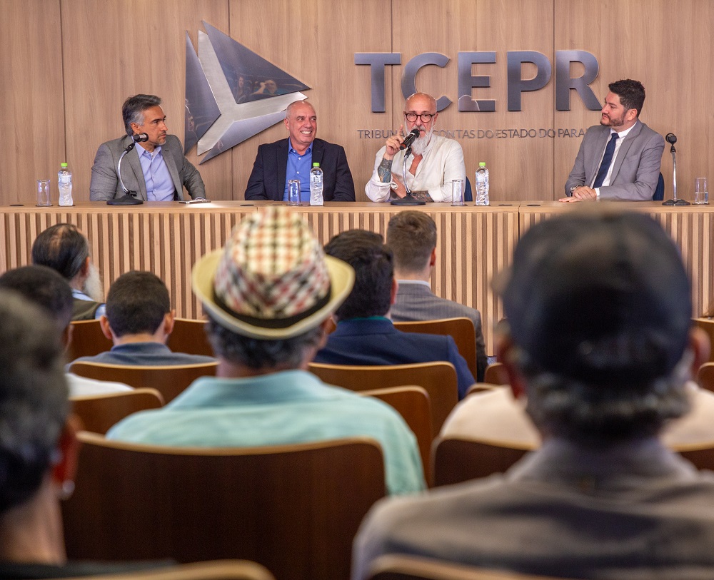 O presidente do Tribunal de Contas do Estado do Paraná, conselheiro Fernando Guimarães, fala, nesta quinta-feira (19 de dezembro), no evento de lançamento do projeto Fortalece Conselhos, que consiste na disponibilização de cursos online voltados aos conselhos municipais no portal da Escola de Gestão Pública (EGP) do TCE-PR.