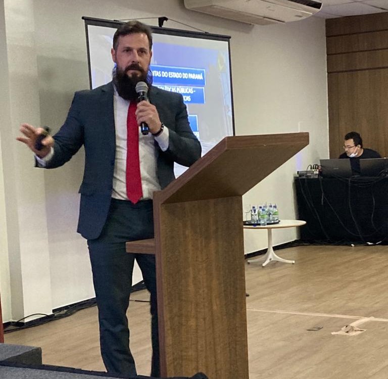 Elizandro Brollo, coordenador de Auditorias do TCE-PR, ministra palestra no evento "A Primeira Infância e os Tribunais de Contas", realizado em Fortaleza. Foto: TCE-CE/Divulgação