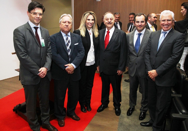 Solenidade de posse da nova diretoria do Instituto Rui Barbosa (IRB): a vice-governadora, Cida Borghetti, com os conselheiros do TCE-PR Ivens Linhares, Nestor Baptista, Artagão de Mattos Leão, Ivan Bonilha e Durval Amaral. Foto: Divulgação