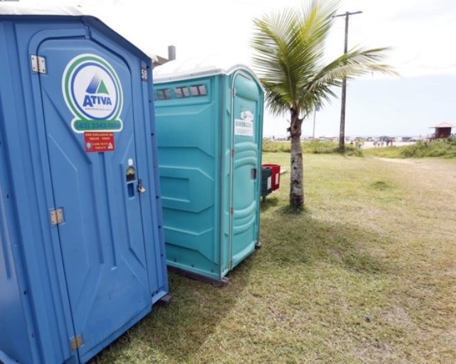 Banheiros químicos instalados na Praia Brava, em Matinhos, durante a Operação Verão 2018/2019. Foto: Albari Rosa/Jornal Gazeta do Povo