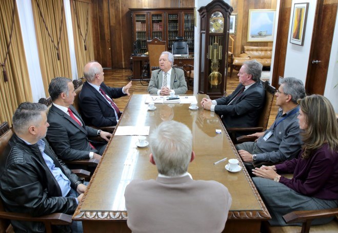 Ao lado de diretores e servidores do TCE-PR, o presidente, conselheiro Nestor Baptista, recebe dirigentes do Instituto de Engenharia do Paraná. Foto: Wagner Araújo/Divulgação TCE-PR