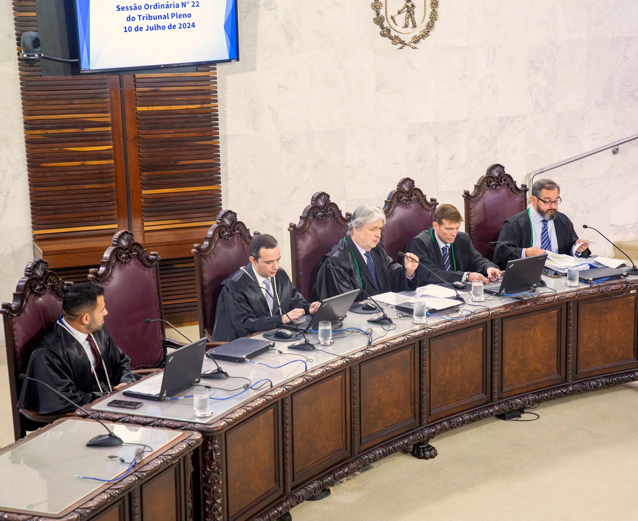 O conselheiro Maurício Requião (ao centro) relata processo em sessão do Tribunal Pleno do TCE-PR. Foto: Mauro Penteado/TCE-PR