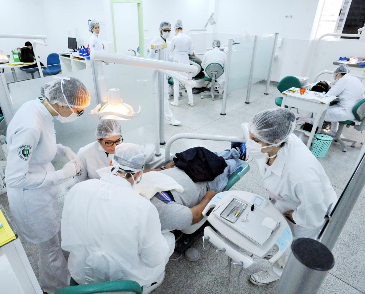 Atendimento de pacientes na Clínica Odontológica da Universidade Estadual de Londrina (UEL). Foto: Agência UEL de Notícias/Divulgação