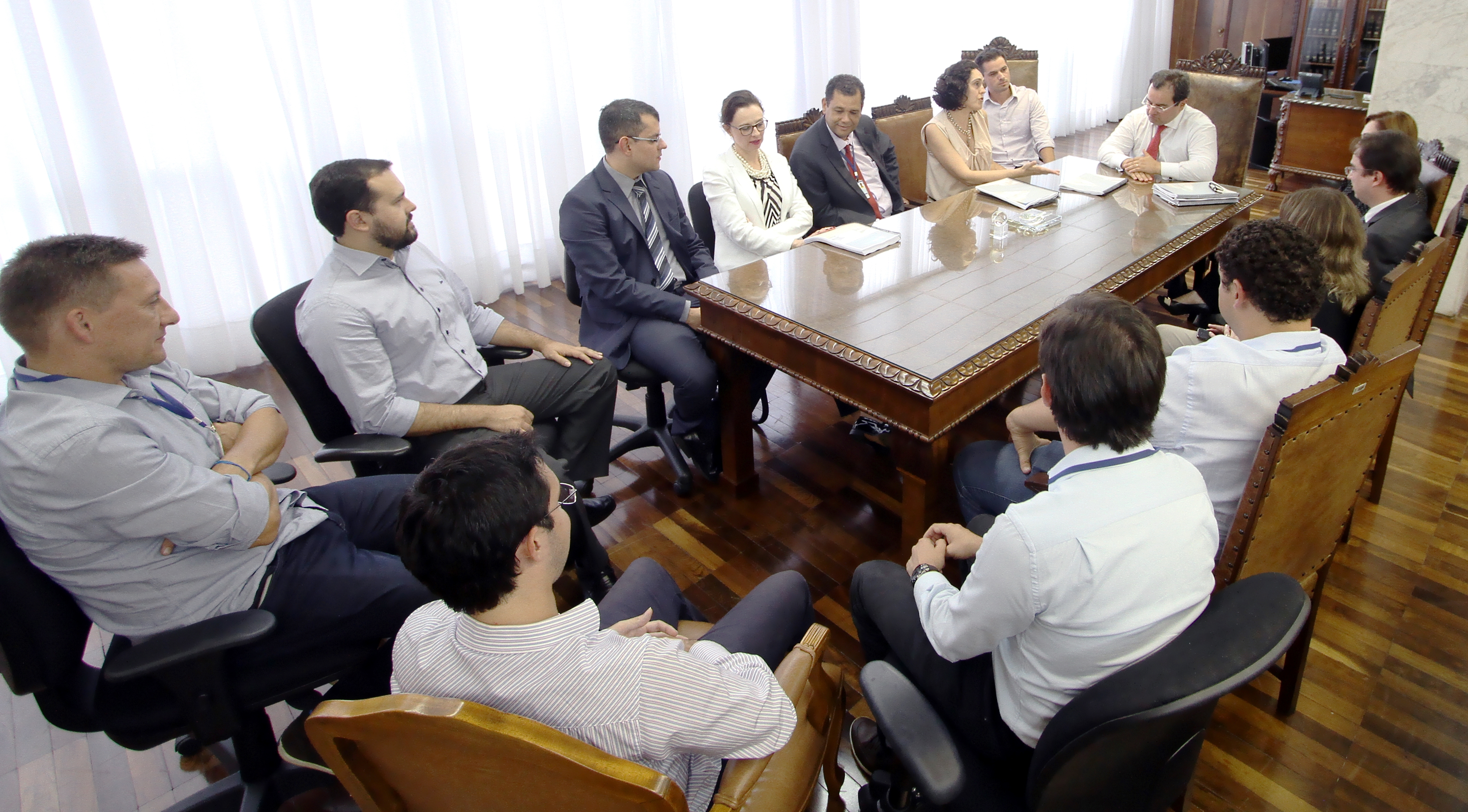 Membros da equipe que atuou na auditoria entregam o relatório ao presidente do TCE-PR, conselheiro Ivan Bonilha. Foto: Wagner Araújo/Divulgação TCE-PR