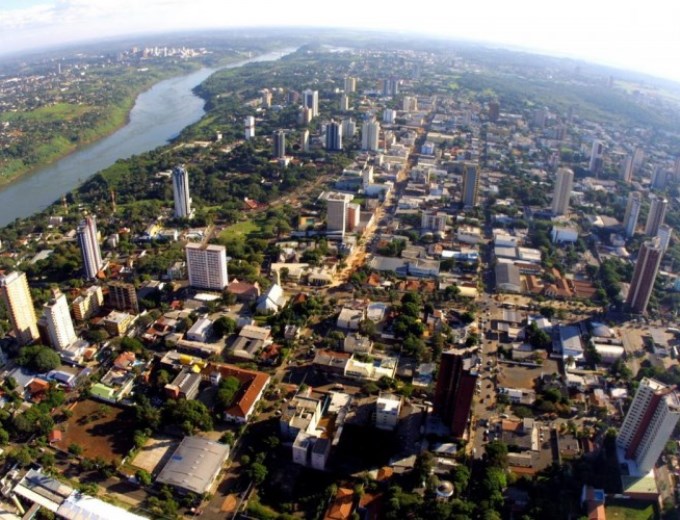 Vista aérea de Foz do Iguaçu, município paranaense na fronteira do Brasil com Paraguai e Argentina. Foto: Divulgação