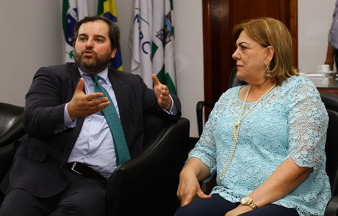 O presidente do TCE-PR, conselheiro Ivan Bonilha, na reunião em que entregou ofício à prefeita de Foz do Iguaçu, Ivone Barofaldi. Foto: Wagner Araújo/Divulgação TCE-PR