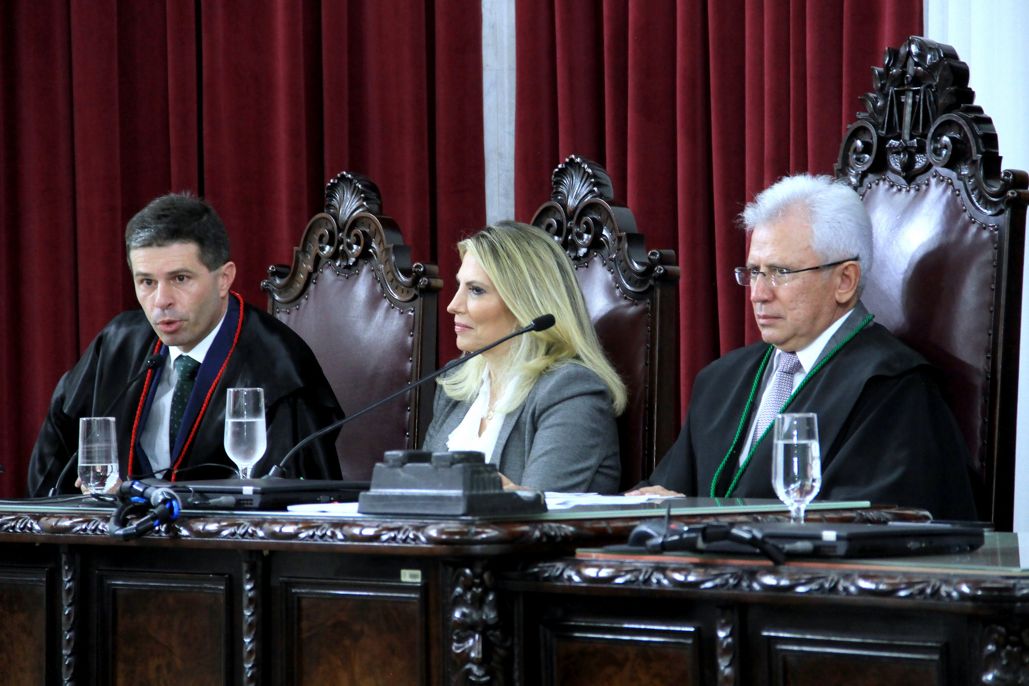 Flávio de Azambuja Berti, ao lado da governadora do Estado do Paraná, Cida Borghetti, e do o presidente do TCE-PR, conselheiro Durval Amaral, discursa na solenidade em que foi reconduzido ao cargo de procurador-geral do MPC