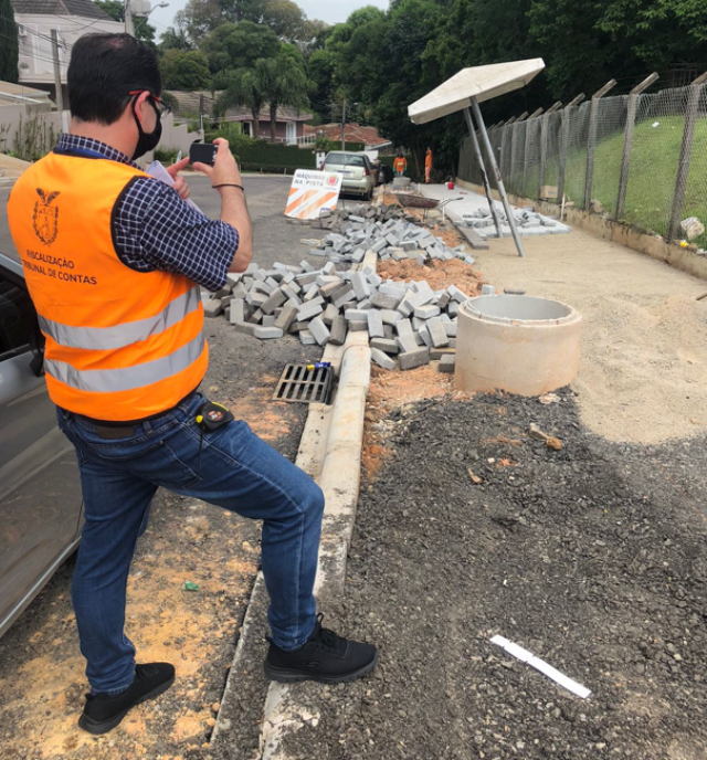 Servidor do TCE-PR verifica conformidade em obra de calçada, durante trabalho de fiscalização sobre a mobilidade urbana em Curitiba. Foto: Divulgação/TCE-PR